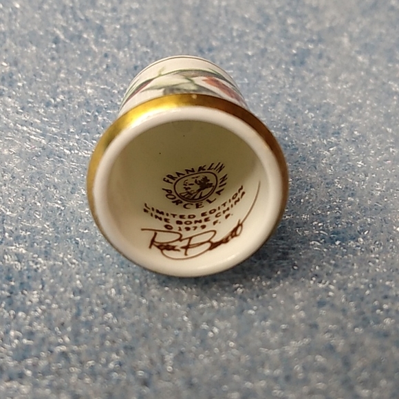 Franklin Porcelain 1979 Thimble Birds Flowers Ruby-Throated Hummingbird - Picture 4 of 4